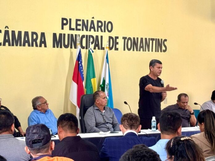 Em-Tonantins-Comandante-Dan-se-depara-com-a-populacao-refem-da-pirataria-dos-rios(1)