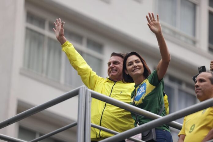 MIchelle-Bolsonaro-acompanha-Jair-Bolsonaro-durante-ato-na-Avenida-Paulista-em-São-Paulo-pedindo-a-anistia-dos-presos-pelos-ataques-ao-Três-Poderes-no-dia-8-de-janeiro-Metrópoles-6(1)