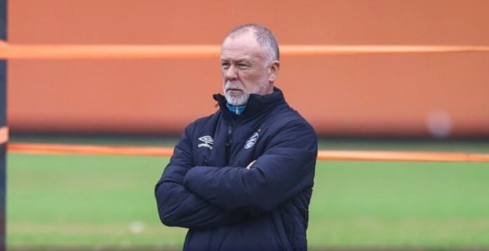 Mano-Mezes-em-treino-pelo-Gremio