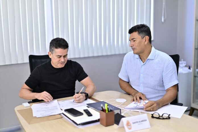 Prefeito David Almeida assina certidão histórica de regularização fundiária para bairros que aguardavam há mais de 100 anos 2