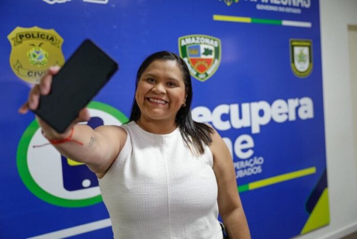 SECOM_RecuperaFone_aparelho-furtado-em-Manaus-e-recuperado-nointerior_universitaria-Joice-Aguiar_FOTO-Alex-Pazuello