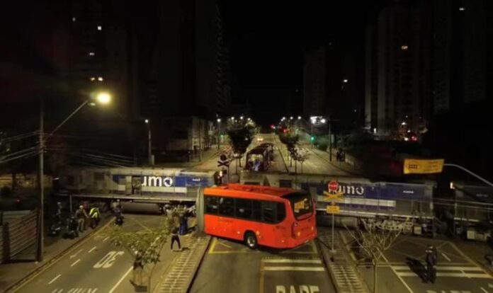 onibus-biarticulado-partiu-ao-meio-2826615-article