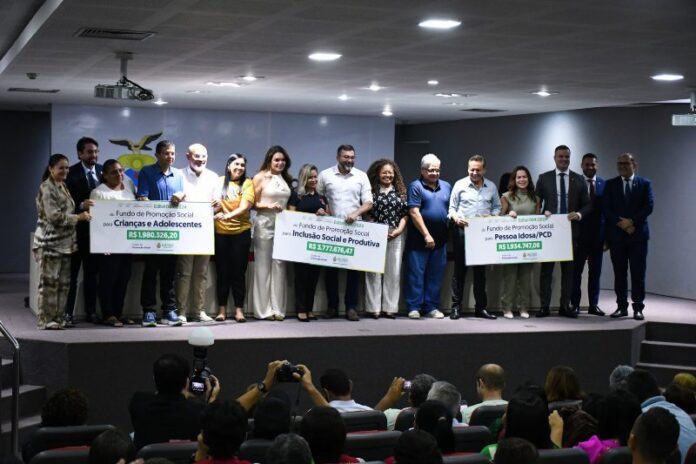Cabo-Maciel-participa-de-assinatura-de-Termos-de-Fomento-do-Fundo-de-Promocao-Social-que-destina-mais-de-R-76-milhoes-as-acoes-de-inclusao-no-Amazonas-Foto-Paulo-Ferraz-scaled(1)
