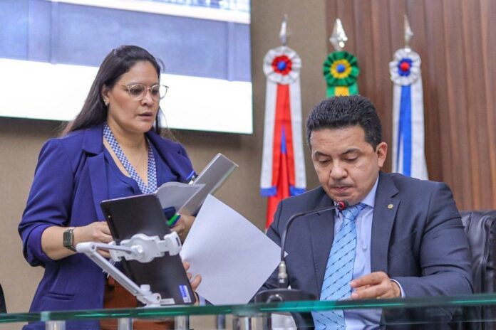 Delegado-Pericles-garante-aprovacao-de-projetos-voltados-a-prevencao-do-cancer-de-mama-e-colo-do-utero-no-Amazonas-Foto-Marcio-James