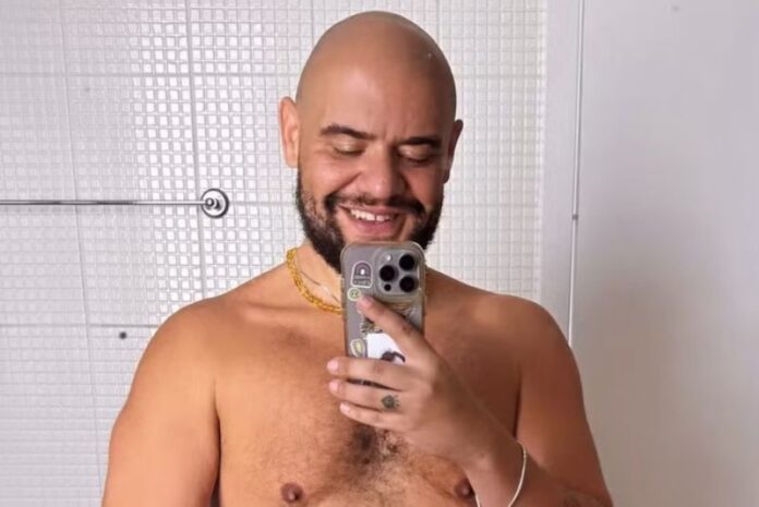 Gominho posta foto nu após perder 61 kg