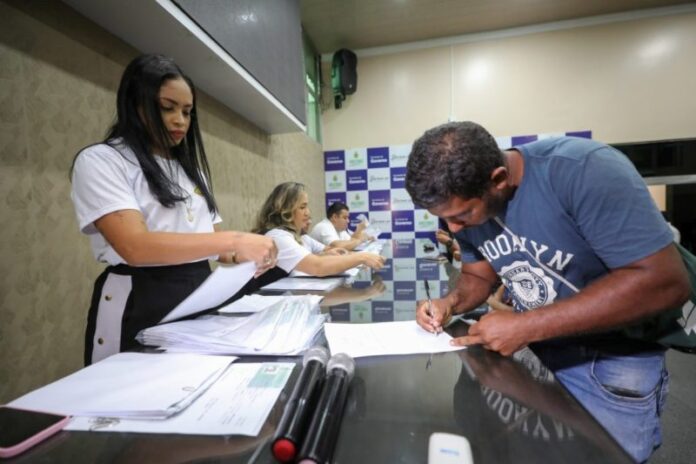 Governador-Wilson-Lima-anuncia-10-mil-novos-contemplados-no-segundo-ciclo-do-projeto-CNH-Social-2_Foto-Arquivo-Secom-1024x682