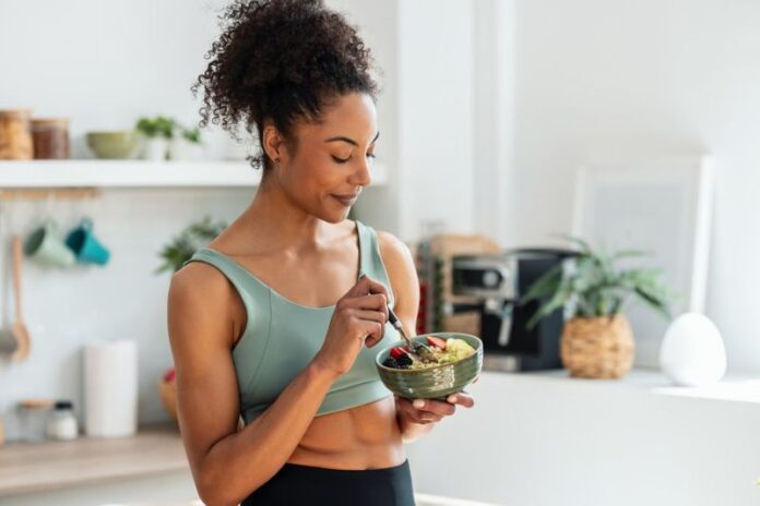 Mulher-comendo-saudavel(1)