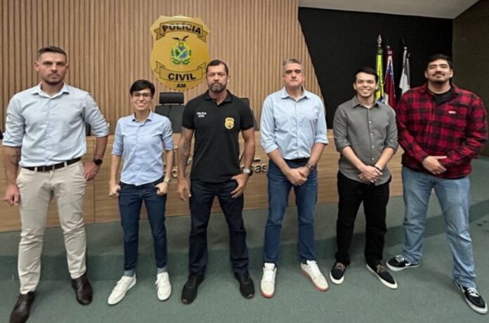 PC-AM_INVESTIGADOR-FABIANO-BARROSO-COM-EQUIPE-DO-SETOR-DE-RELACIONAMENTO-DA-UBER_FOTO-LYANDRA-PERES-1024x677(1)