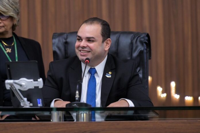 Presidente-Roberto-Cidade-propoe-criacao-de-Escola-de-Aquaviarios-para-formar-profissionais-da-navegacao-no-Amazonas-Foto-Artur-Gomes