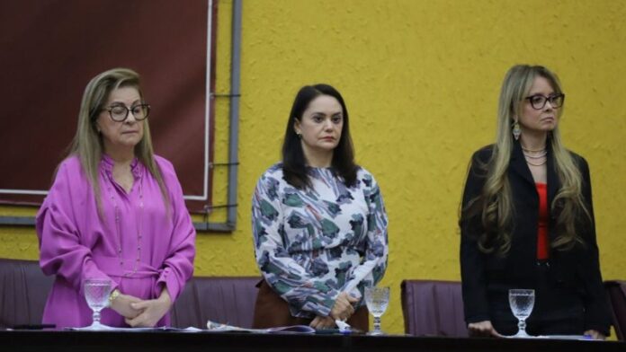 Vereadora-Professora-Jacqueline-participa-de-simposio-pelos-19-anos-da-Lei-Maria-da-Penha(1)