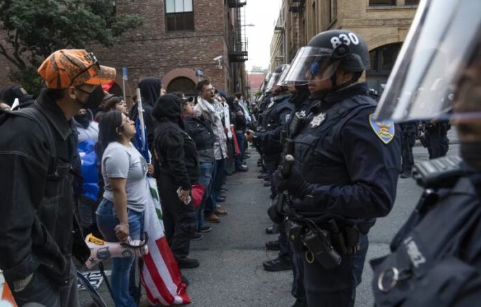 Repressão de Trump a imigrantes afeta agentes em meio a pressão por prisões