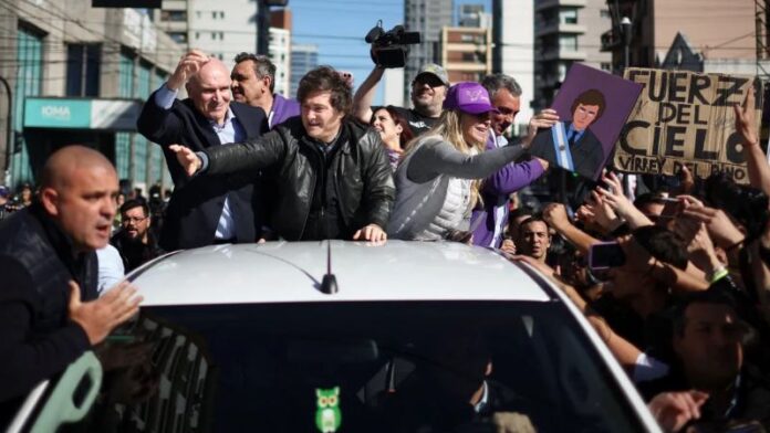 Milei é retirado de evento às pressas após caravana ser atacada com pedras