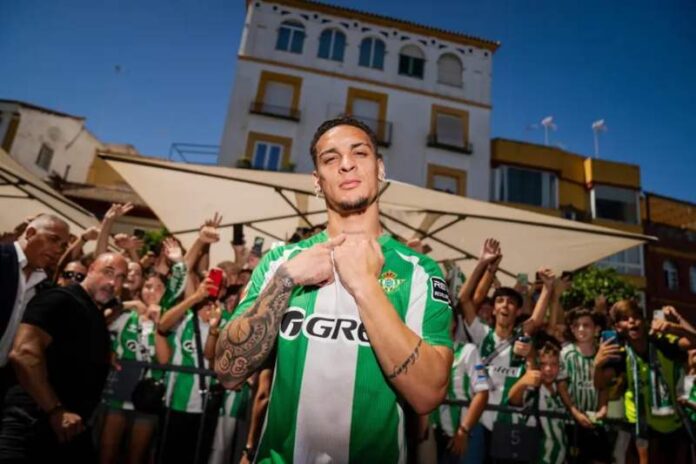 Antony-posa-com-a-camisa-do-Betis-apos-ser-contratado-em-definitivo-1920x1280