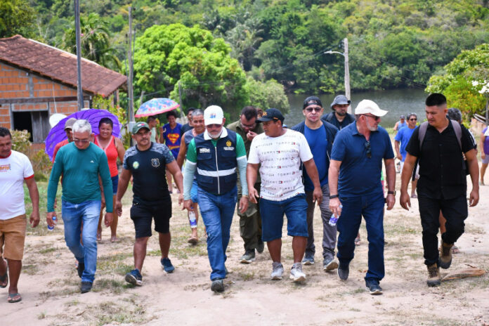 Cabo-Maciel-cumpre-agenda-em-Parintins-e-fortalece-dialogo-com-comunidades-e-liderancas-locais-scaled(1)