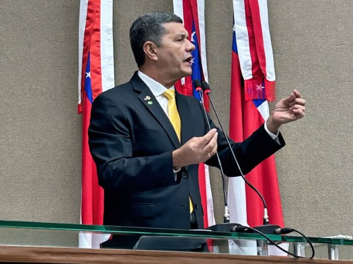 Comandante-Dan-denuncia-falta-de-energia-ha-seis-meses-em-comunidade-de-Anori-e-o-isolamento-de-Envira(1)