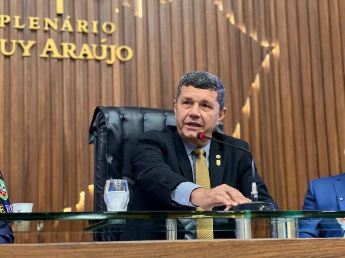 Comandante-Dan-propoe-Medalha-Ruy-Araujo-ao-escritor-Milton-Hatoum(1)