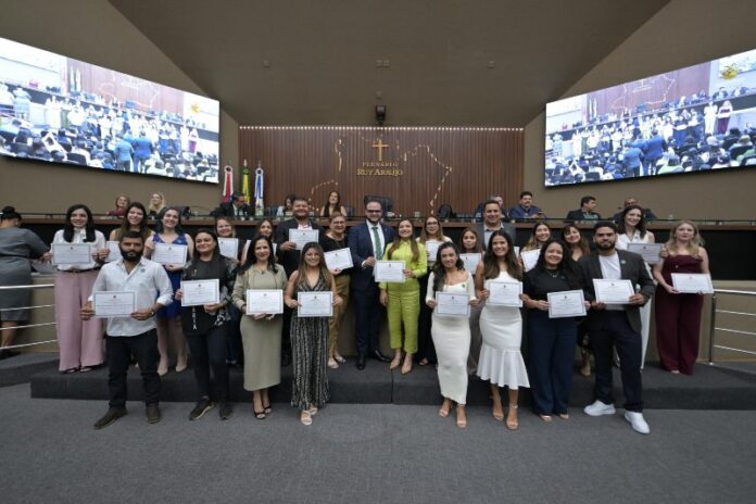 Deputada-Joana-Darc-promove-Sessao-Especial-em-homenagem-ao-Dia-do-Medico-Veterinario-na-Aleam-scaled