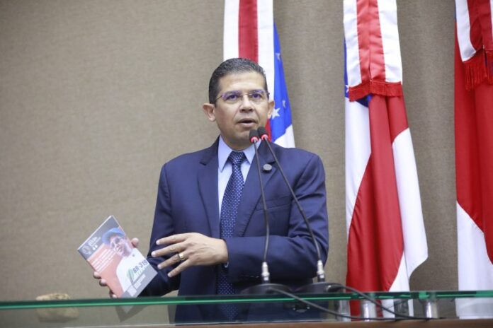 Deputado-Joao-Luiz-mostra-estudo-que-aponta-viabilidade-de-revitalizar-a-BR-319-sem-causar-danos-ambientais-Foto-Danilo-Mello-Aleam-scaled (1)