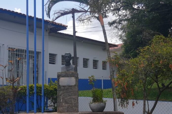 Escola Estadual de Porto Feliz é destelhada com fortes chuvas na região