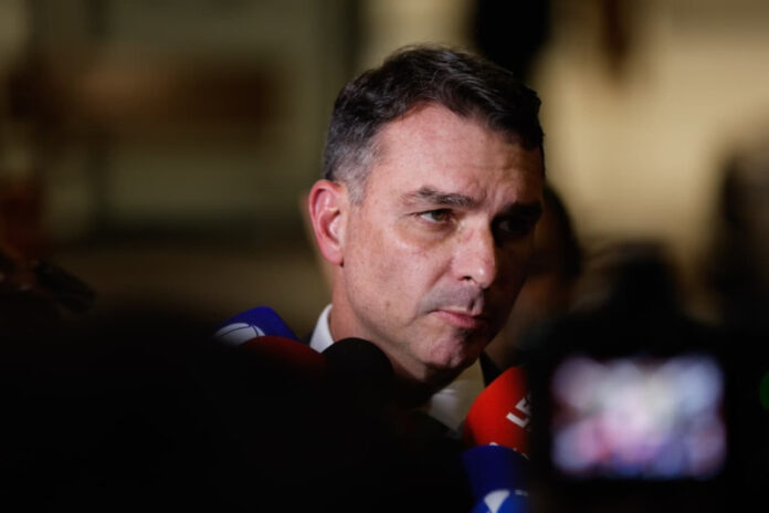 Flávio Bolsonaro sobre ato com Chico e Caetano_ “Mamadores da Rouanet”