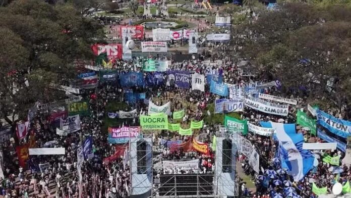Manifestantes protestam na Argentina contra cortes na saúde e educação