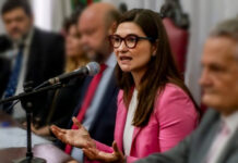 Filha de ministro do STF é xingada e leva cusparada em universidade