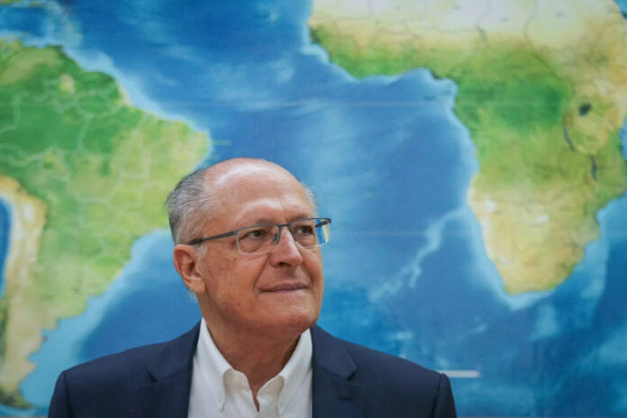O-vice-presidente-Geraldo-Alckmin-fala-sobre-a-morte-do-papa-Francisco-em-entrevista-ao-Metropoles-em-seu-gabinete-no-Palacio-do-Planalto-Metropoles-1