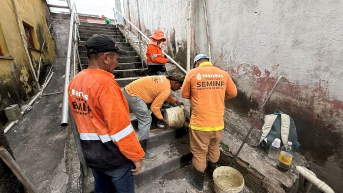Prefeitura de Manaus instala corrimão e reforça segurança em escadaria no bairro Dom Pedro 2