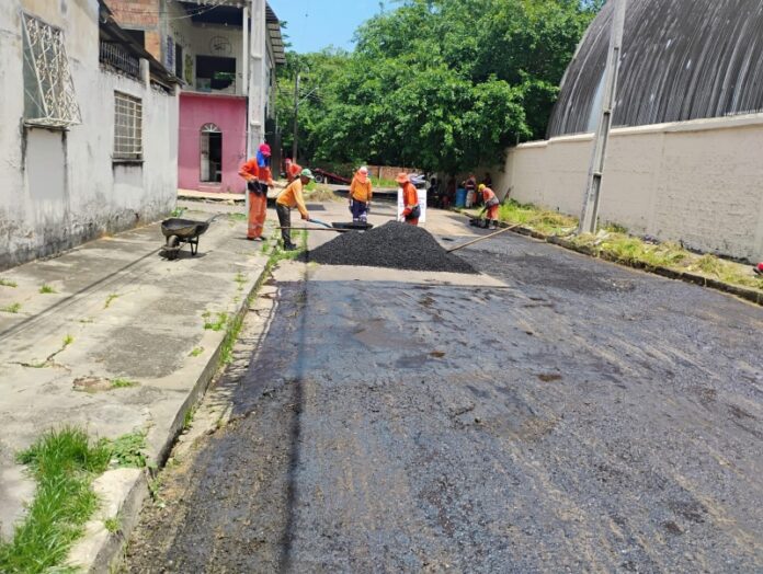 Prefeitura de Manaus realiza recuperação asfáltica no bairro Lírio do Vale e garante mais mobilidade para moradores (1)