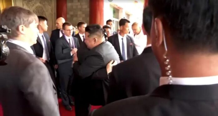 Putin e Kim Jong-un se abraçam ao se despedir após reunião na China