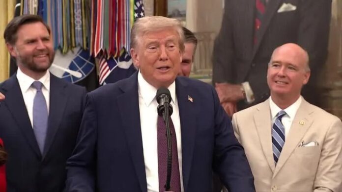 Trump fala sobre boatos a respeito de sua saúde_ _É fake news_