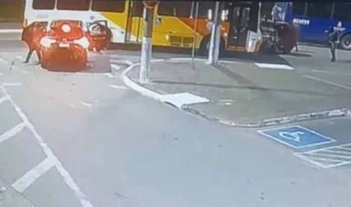 Vídeo_ ex-delegado foi morto com tiro de fuzil no litoral; carro capotou