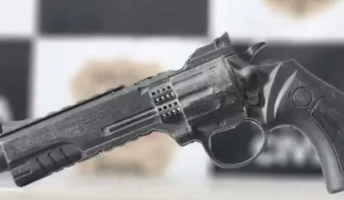 Adolescente morre após disparar arma de pai contra si mesmo acidentalmente