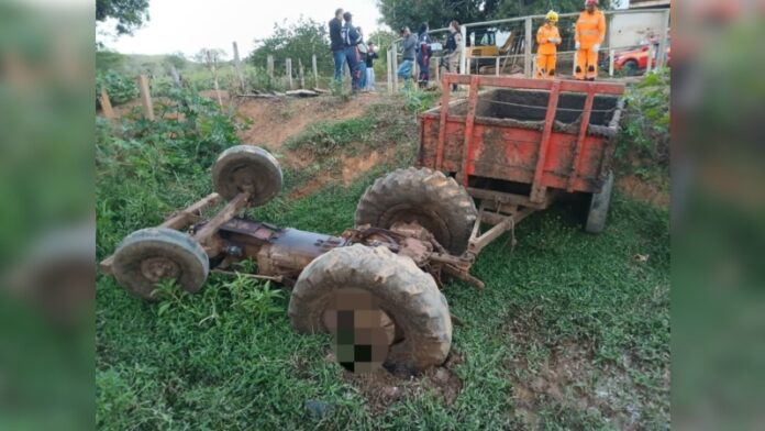 Adolescente tenta dirigir trator, cai em represa e morre preso na cabine