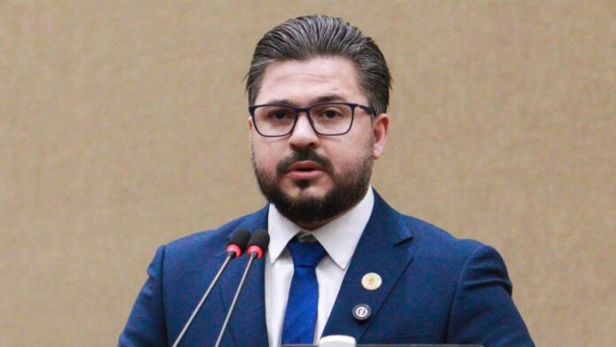 Amauri-Gomes-toma-posse-como-vereador-na-CMM-e-reforca-compromisso-com-a-causa-ambiental (1)