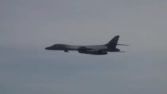Bombardeiro B-1 dos EUA voa perto da costa da Venezuela; Trump nega