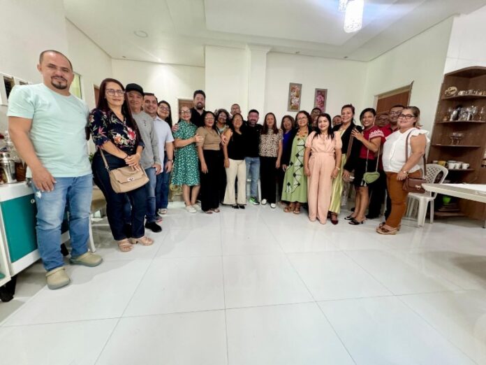 Carlinhos-Bessa-se-reune-com-gestores-de-Tefe-para-tratar-de-melhorias-nas-escolas-estaduais-scaled(1)