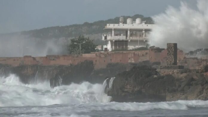 Cubanos protegem casas antes da chegada de furacão de categoria 5