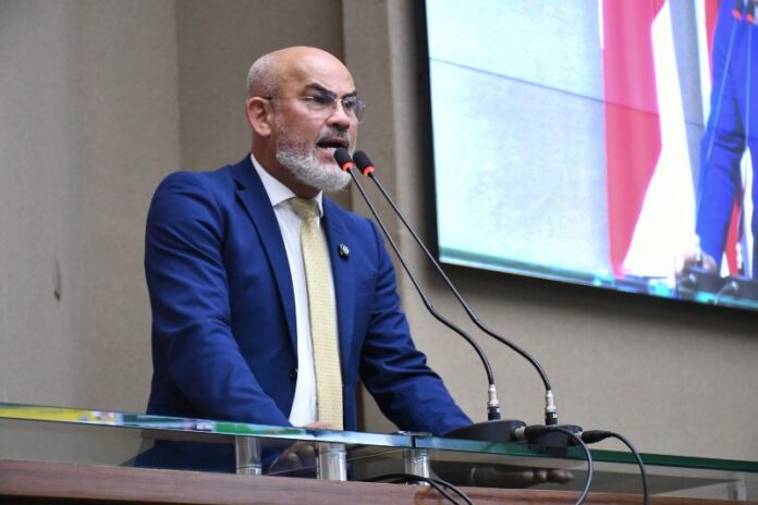 Deputado-Cabo-Maciel-solicita-pavimentacao-na-Comunidade-Nossa-Senhora-das-Gracas-em-Parintins-Foto-Paulo-Ferraz-scaled(1)