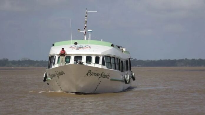 Embarcação percorre rios da Amazônia para levar lideranças à COP30