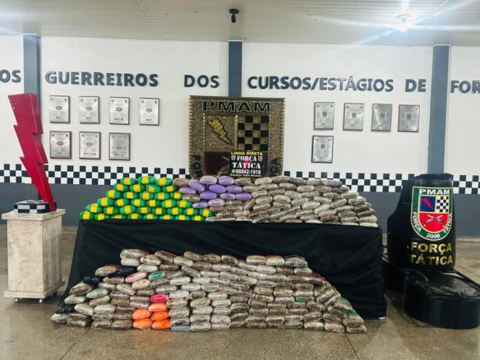 Forca-Tatica-acha-232-tabletes-de-drogas-escondidos-em-pneus-de-carreta-na-Avenida-das-Torres-em-Manaus-1536x1152