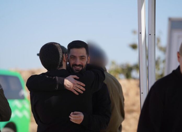 Hamas entrega todos os 20 reféns vivo a Israel; Trump diz que guerra acabou