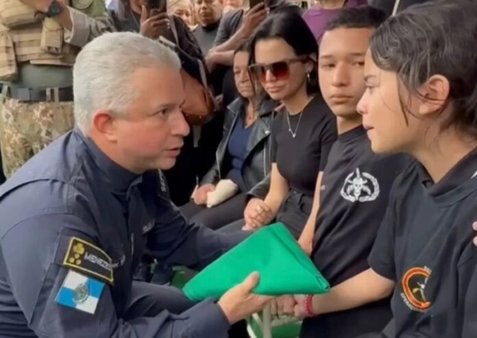 “Herói”_ coronel se emociona com filhos de PM morto no Rio. Veja vídeo