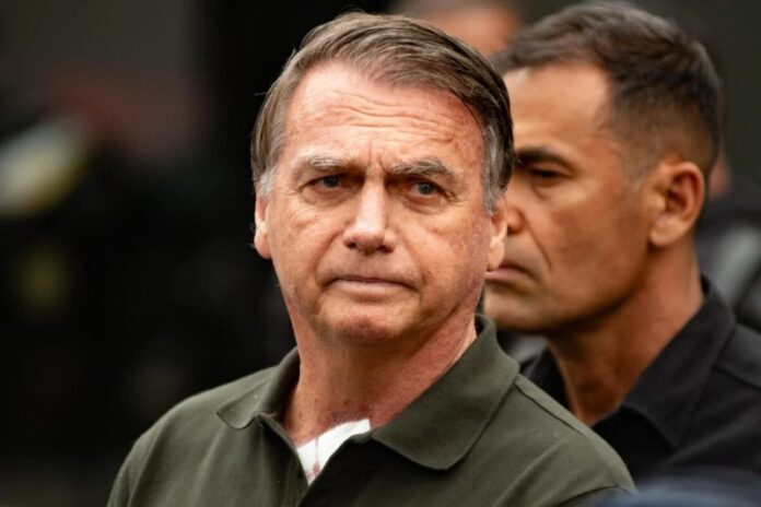 Jair-Bolsonaro-deixou-o-Hospital-DF-Star-em-Brasilia-onde-realizou-um-pequeno-procedimento-dermatologico-Metropoles-6-e1758068887164(4)