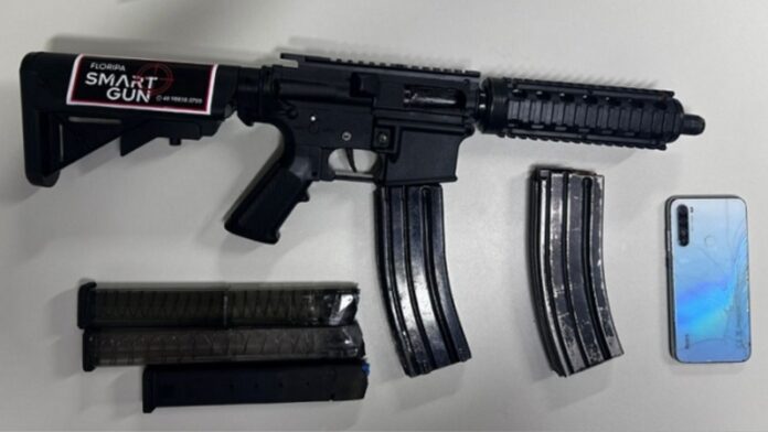 Motorista de aplicativo é preso com fuzil dentro de ferry-boat na Bahia