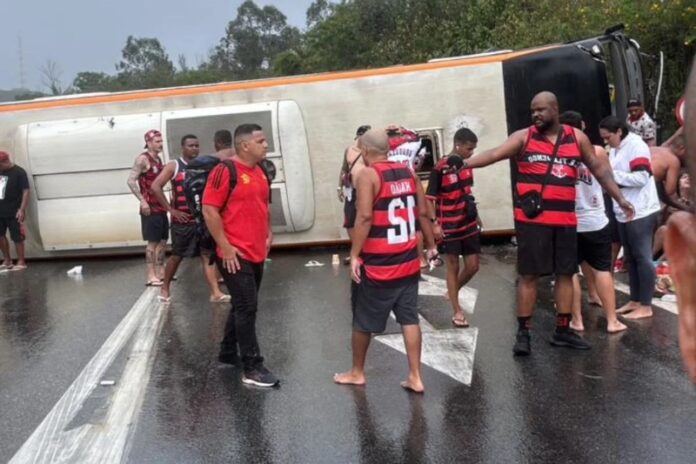 Ônibus com torcedores do Flamengo capota no Rio de Janeiro. Confira
