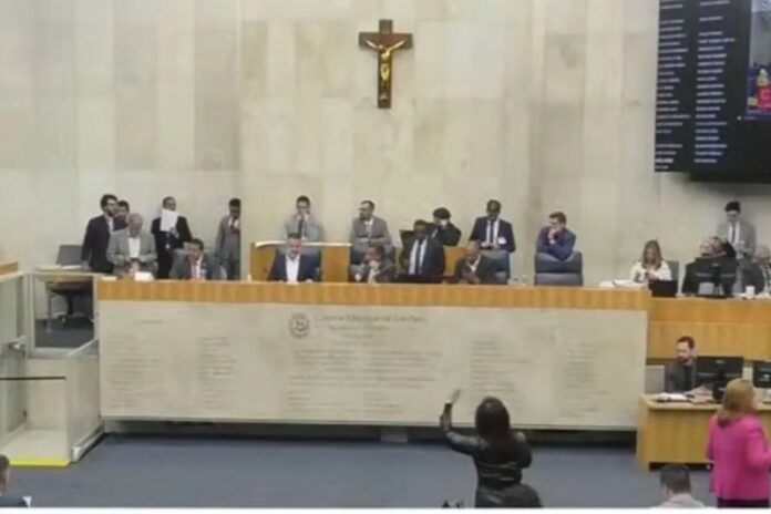 PMSP-afasta-policiais-acusados-de-agredir-homem-que-passeava-com-gato-2025-10-08T213506.105