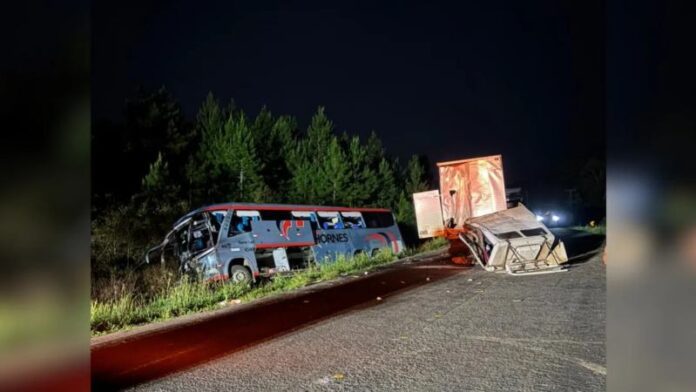 PR_ acidente entre caminhão e ônibus deixa dois mortos e mais de 30 feridos