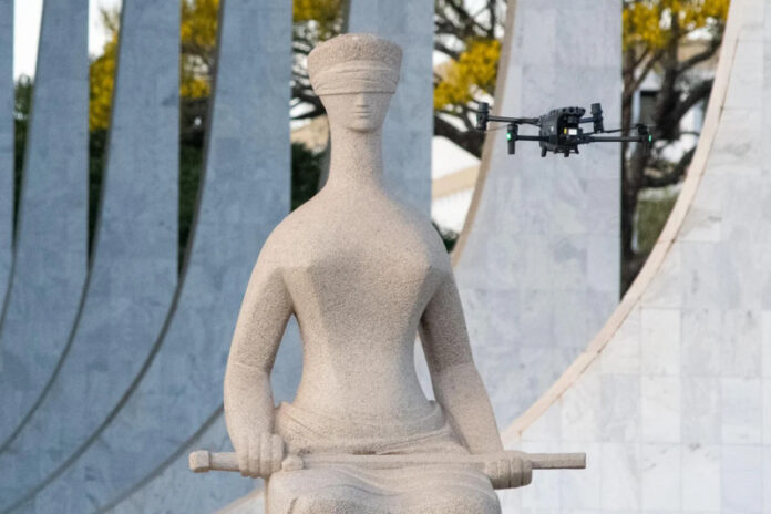 Praca-dos-Tres-Poderes-amanhece-cercada-por-grades-e-com-policiamento-reforcado-nesta-terca-feira12