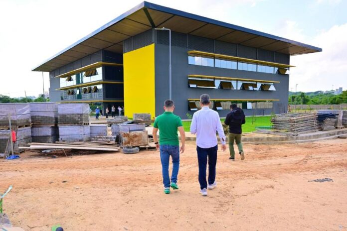 Prefeito David Almeida fiscaliza obras da nova sede do Implurb no parque Mosaico
